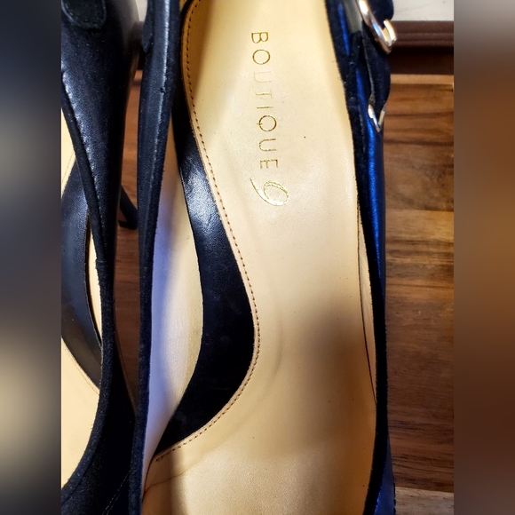 Boutique 9, Kelsey Black Leather Pump with Gold Buckle and Suede accent, Sz 10 - Picture 8 of 13